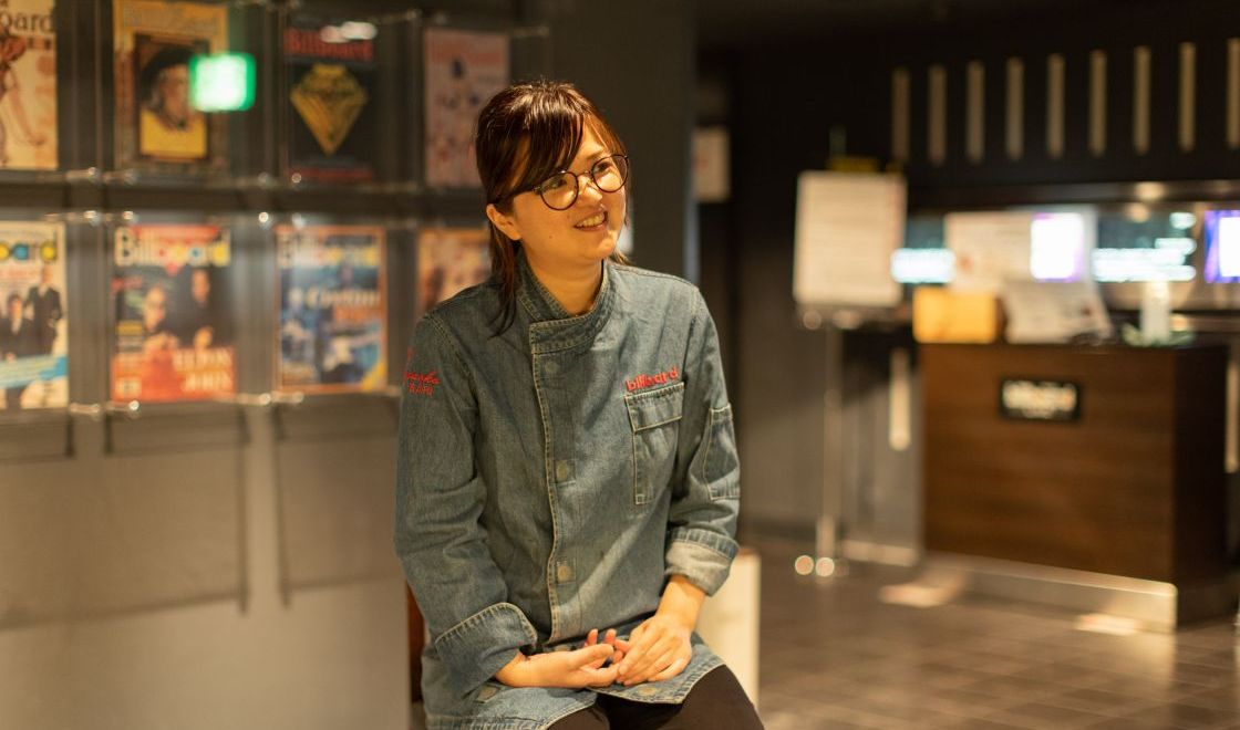 大規模ライブレストランの女性料理長