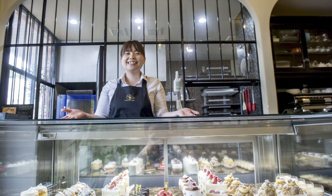 夢を諦めず菓子店の女性オーナーに